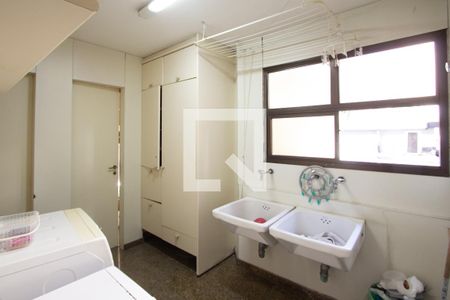 Apartamento para alugar com 250m², 4 quartos e 4 vagas Apartamento para alugar com 250m², 4 quartos e 4 vagasÁrea de Serviço
