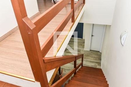 Casa à venda com 240m², 4 quartos e 2 vagasEscada