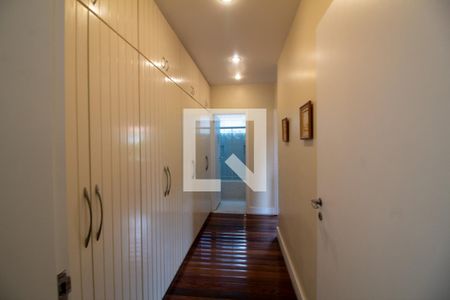 Corredor de casa à venda com 3 quartos, 290m² em Vila Cordeiro, São Paulo
