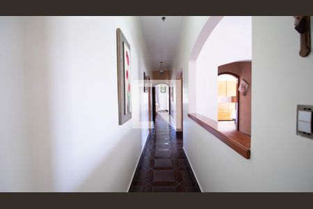 Casa para alugar com 480m², 4 quartos e 4 vagasCorredor quartos