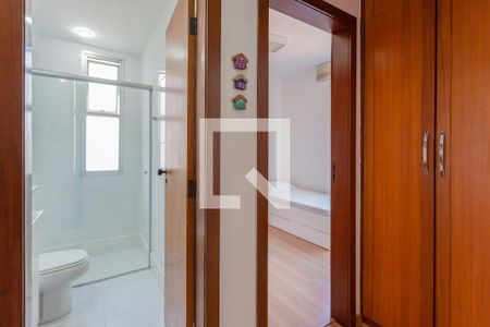 Corredor de apartamento à venda com 3 quartos, 90m² em Lourdes, Belo Horizonte