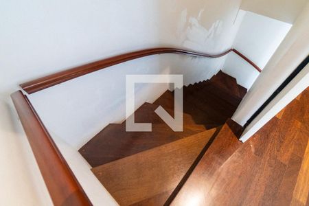 Casa à venda com 250m², 4 quartos e 3 vagasEscada