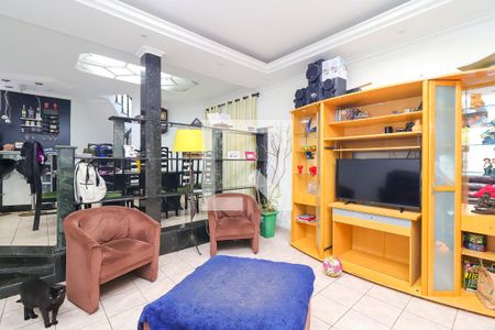 Sala de Estar de casa à venda com 4 quartos, 250m² em Vila Carmosina, São Paulo