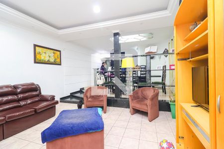 Sala de Estar de casa à venda com 4 quartos, 250m² em Vila Carmosina, São Paulo
