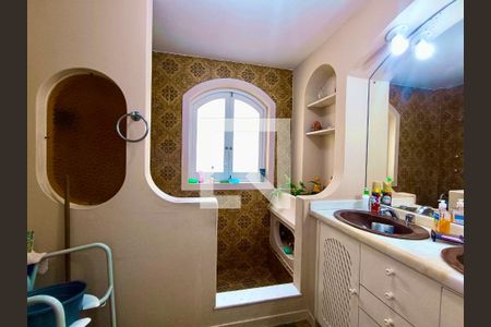 Apartamento à venda com 239m², 4 quartos e 1 vagaSuíte banheiro 