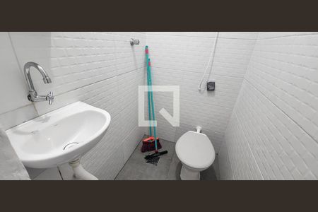 Banheiro de kitnet/studio para alugar com 1 quarto, 15m² em Itararé, São Vicente