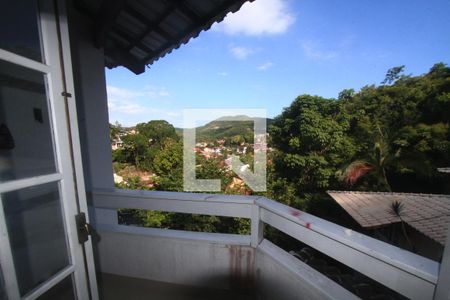Casa de condomínio à venda com 250m², 3 quartos e 4 vagasVista
