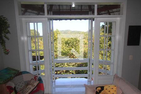 Casa de condomínio à venda com 250m², 3 quartos e 4 vagasVista