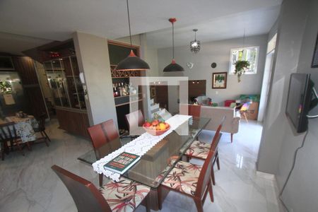 Casa de condomínio à venda com 250m², 3 quartos e 4 vagasSala de jantar