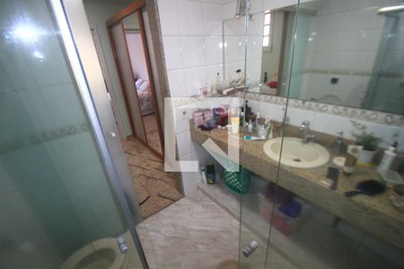 Casa de condomínio à venda com 250m², 3 quartos e 4 vagasBanheiro da Suite