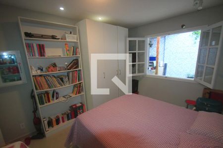 Casa de condomínio à venda com 250m², 3 quartos e 4 vagasQuarto