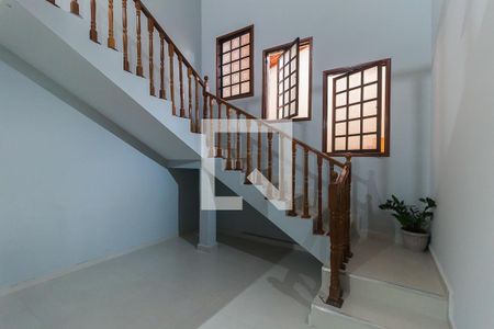 Casa para alugar com 250m², 3 quartos e 4 vagas Casa para alugar com 250m², 3 quartos e 4 vagasEscada