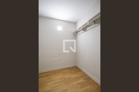Closet da suíte de casa à venda com 3 quartos, 177m² em Metalúrgicos, Osasco