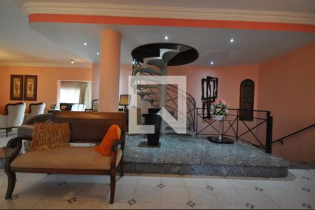 Casa para alugar com 650m², 5 quartos e 8 vagasHall social