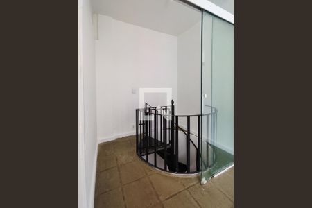 Apartamento para alugar com 168m², 2 quartos e 3 vagas Apartamento para alugar com 168m², 2 quartos e 3 vagasEscada