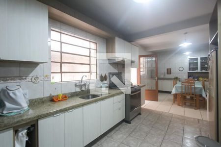 Casa à venda com 204m², 6 quartos e 5 vagas Casa à venda com 204m², 6 quartos e 5 vagasCozinha