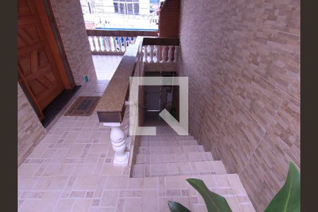 Casa à venda com 280m², 3 quartos e 2 vagasEscada acesso ao portão