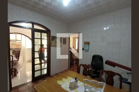 Casa à venda com 280m², 3 quartos e 2 vagas Casa à venda com 280m², 3 quartos e 2 vagasComodo pode ser usado como mais uma suite actualmente é usado como escritório e despensa porta de acesso pela cozinha e outra pela Área de Serviço