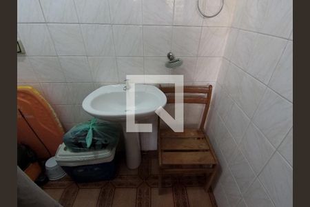 Casa à venda com 280m², 3 quartos e 2 vagasComodo extra banheiro desativado usado para guardar coisas