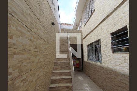 Casa à venda com 280m², 3 quartos e 2 vagasEscada acesso a uma pequena sacada