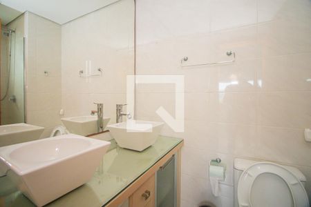 Banheiro da Suíte de apartamento para alugar com 3 quartos, 83m² em Jardim do Salso, Porto Alegre