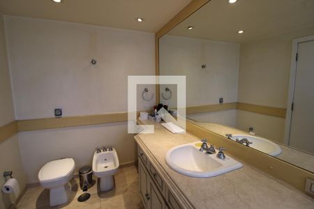 Apartamento à venda com 500m², 4 quartos e 5 vagasBanheiro da Suíte 2