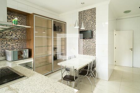 Casa à venda com 390m², 5 quartos e 10 vagasCozinha 