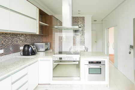 Casa à venda com 390m², 5 quartos e 10 vagasCozinha 