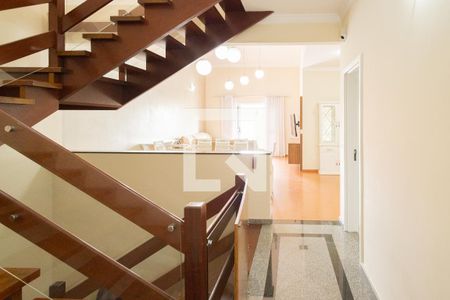 Casa à venda com 390m², 5 quartos e 10 vagasEscada - Sala