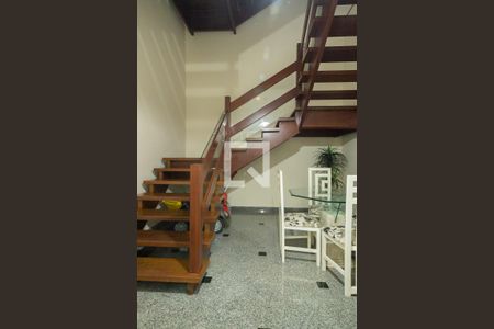 Casa à venda com 390m², 5 quartos e 10 vagasEscada - Garagem 