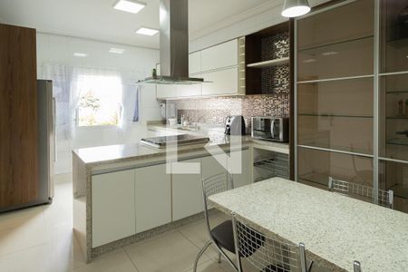 Casa à venda com 390m², 5 quartos e 10 vagasCozinha 