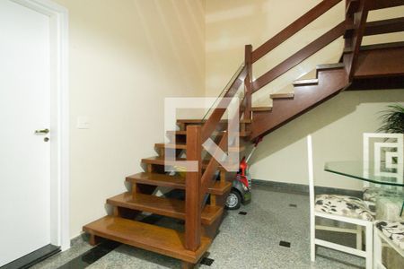 Casa à venda com 390m², 5 quartos e 10 vagasEscada - Garagem 