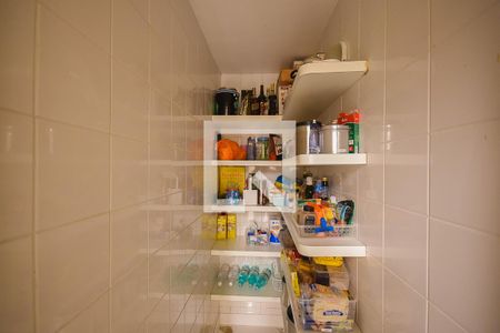 Casa de condomínio à venda com 372m², 4 quartos e 6 vagasDespensa