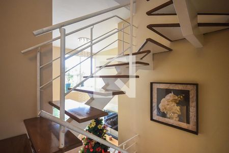 Casa de condomínio à venda com 372m², 4 quartos e 6 vagasEscada