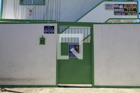 Placa na fachada do condomínio de kitnet/studio para alugar com 1 quarto, 25m² em Gardênia Azul, Rio de Janeiro