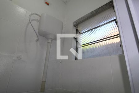 Banheiro de kitnet/studio para alugar com 1 quarto, 25m² em Gardênia Azul, Rio de Janeiro