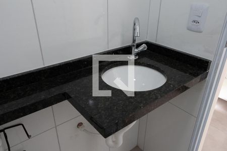 Banheiro de kitnet/studio para alugar com 1 quarto, 20m² em Vila Indiana, São Paulo