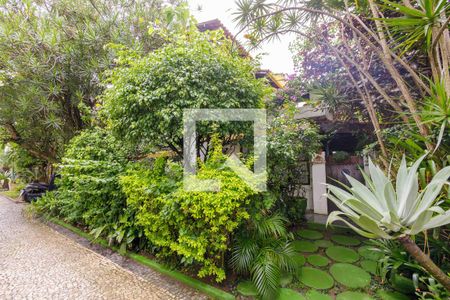 Casa de condomínio à venda com 169m², 3 quartos e 2 vagas Casa de condomínio à venda com 169m², 3 quartos e 2 vagasFachada