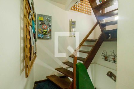 Casa de condomínio à venda com 169m², 3 quartos e 2 vagas Casa de condomínio à venda com 169m², 3 quartos e 2 vagasEscada