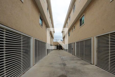 Casa de condomínio à venda com 105m², 3 quartos e 2 vagasCorredor externo