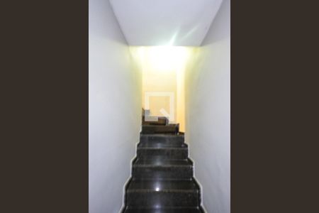 Casa de condomínio à venda com 105m², 3 quartos e 2 vagasEscada