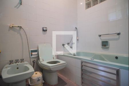 Casa à venda com 591m², 5 quartos e 3 vagasBanheiro suíte 