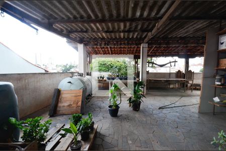 Casa à venda com 320m², 4 quartos e 3 vagas Casa à venda com 320m², 4 quartos e 3 vagasTerraço