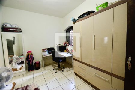 Casa à venda com 320m², 4 quartos e 3 vagas Casa à venda com 320m², 4 quartos e 3 vagasQuarto2