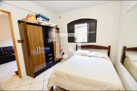 Casa à venda com 320m², 4 quartos e 3 vagas Casa à venda com 320m², 4 quartos e 3 vagasQuarto4