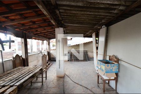 Casa à venda com 320m², 4 quartos e 3 vagas Casa à venda com 320m², 4 quartos e 3 vagasTerraço