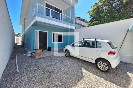 Casa à venda com 176m², 4 quartos e 2 vagas Casa à venda com 176m², 4 quartos e 2 vagasFachada