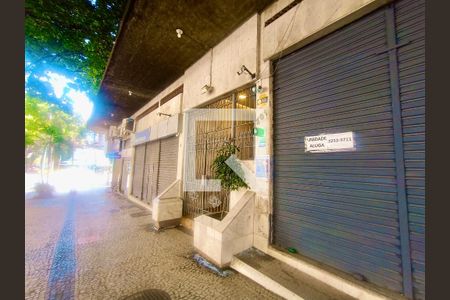 Apartamento à venda com 75m², 3 quartos e 1 vagaFachada com cartaz QA.