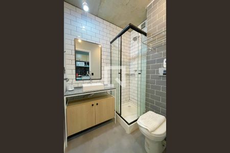 Banheiro de kitnet/studio para alugar com 1 quarto, 20m² em Santa Cecília, Porto Alegre