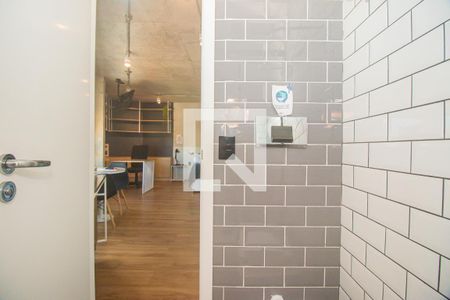 Banheiro de kitnet/studio para alugar com 1 quarto, 25m² em Santa Cecília, Porto Alegre